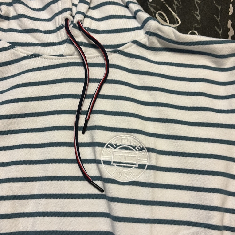 Tommy Hilfiger - Picture 2 of 4